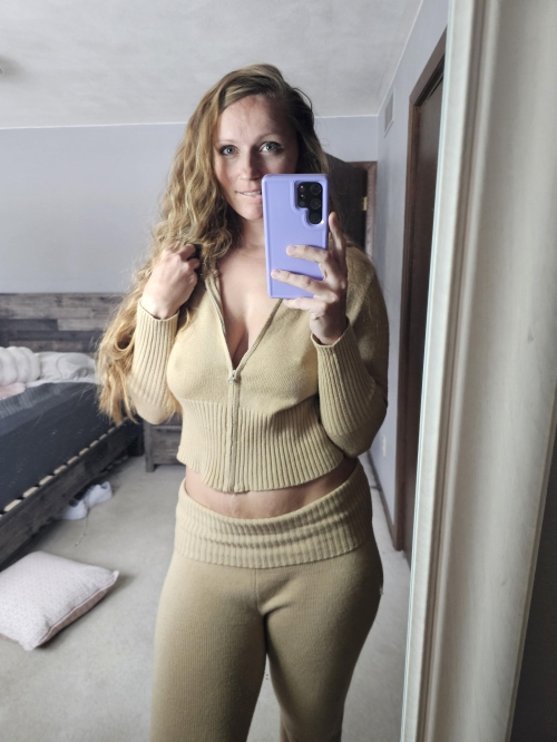 Naked MILF in intimate photos: Amateur erotica with hot curves for free