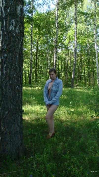 Жена раздевается в лесу до гола
