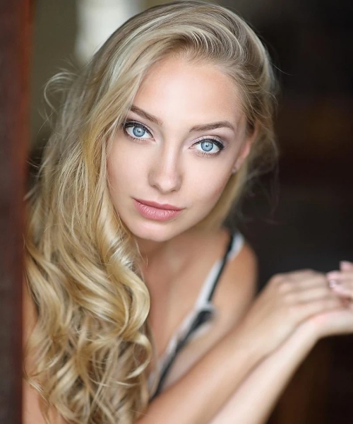 Sunday's Girl: Anna in 34 Explicit Photos - Bold and Sensual