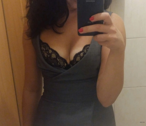 Mirror Selfie in Lingerie: Sultry and Seductive Bedroom Photoshoot