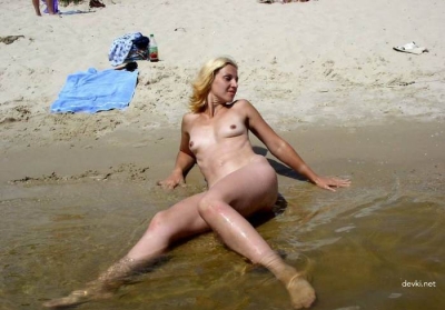 Фото голой нудистки на пляже
