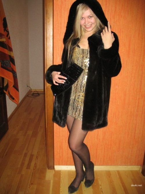 Sweet Girl Poses Pantyless: Explicit Young Model in Provocative Photoshoot