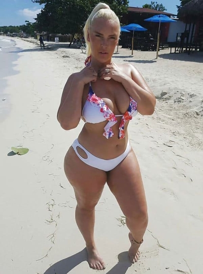 Big ass girlfriend on vacation