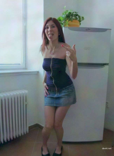 Любительские фото девушки возле холодильника