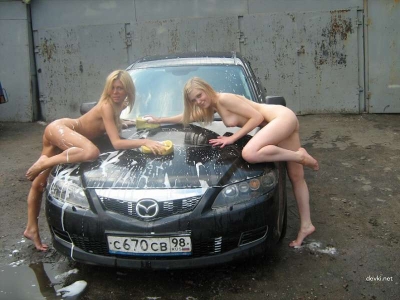 Голые девчонки моют машину