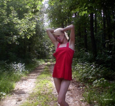 Зрелая блонди раздевается в лесу
