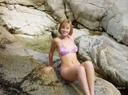 Redhead Cutie Poses Nude: Explicit and Sultry Photoshoot