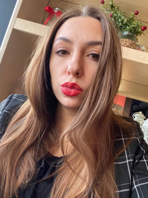 Naked Selfie: Bold Girl Captures Herself in the Nude