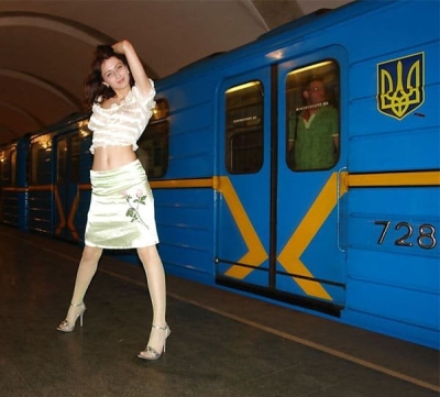Девка позирует в метро