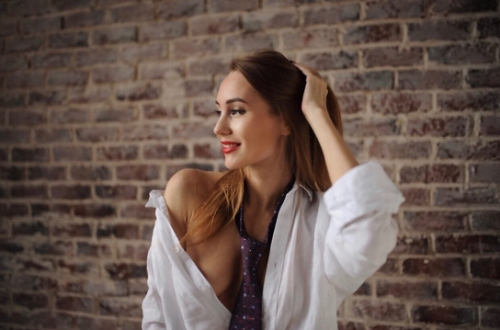 Blonde Babe Flaunts Slim Body for All to See!