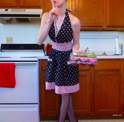 Молодая девушка голая на кухне