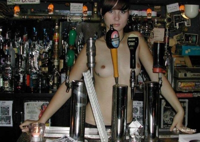 Девчонка выпила и разделась в баре