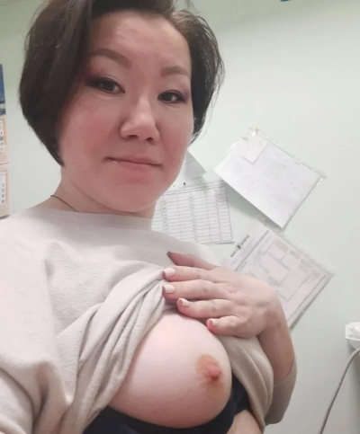 Kazakh girl shows her pussy in the fitting room