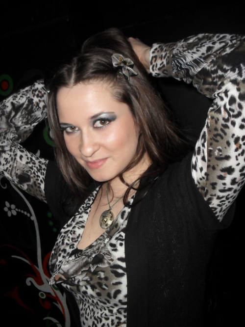 Beautiful Body Babe Easily Convinced to Show It All