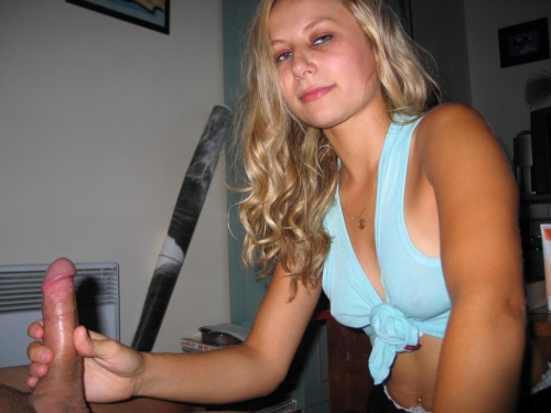 Expert Blowjob and Nude Posing: Hot Babe Shows Off Skills