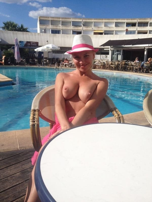 Sexy Babes on Vacation: Hot Russian Girls in Bikinis Sunbathing