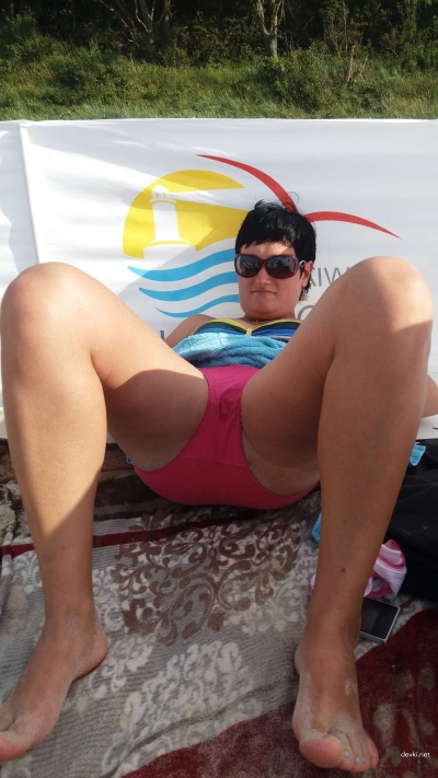 Голая женщина на пляже