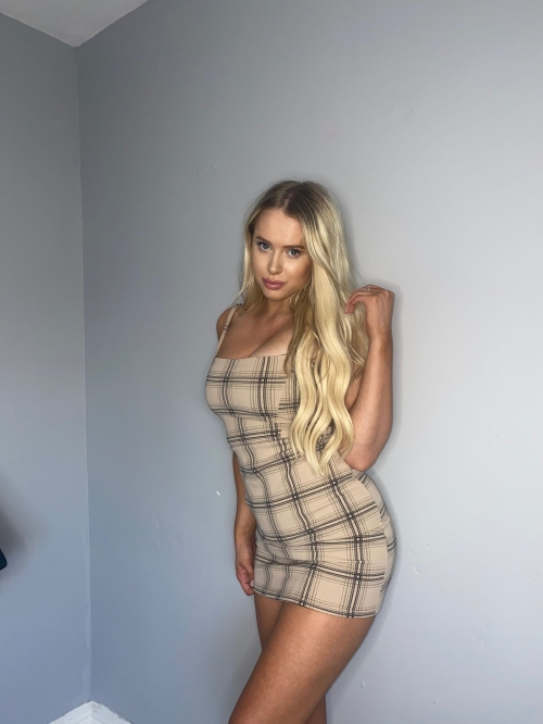 Busty blonde babe snaps topless mirror selfie