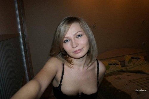 Hot Wife Sucking Cock in Homemade Porn - Explicit Blowjob Action