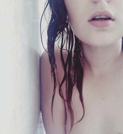 Curvy milf posing hot in every shot