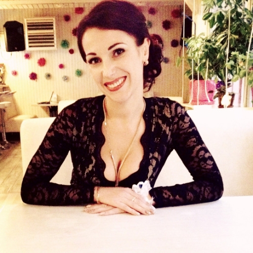 Hot MILF Lets Boyfriend Take Explicit Sex Photos