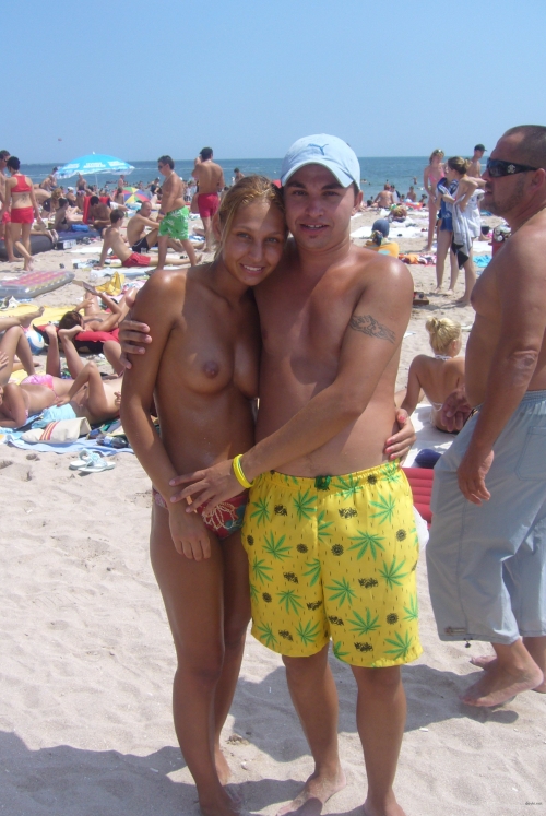 Naked Babes on the Beach: Explicit and Uninhibited Girls Gone Wild