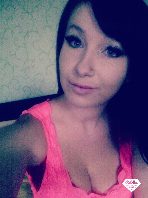 Private Phone Photos Under Repair: Explicit Content Uncovered