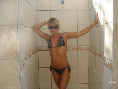 Amateur Girl Erotic Photoshoot: Seductive Poses and Nude Beauty