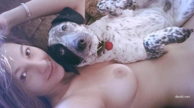 Частное фото красивой девушки со своей собакой