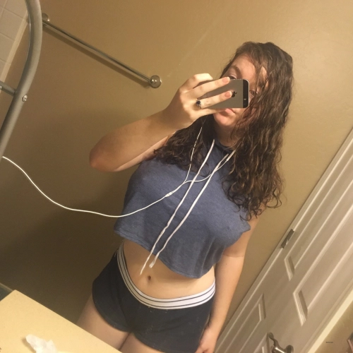 Post-Workout Selfie: Sweaty Gym Babe Shows Off Her Fit Body