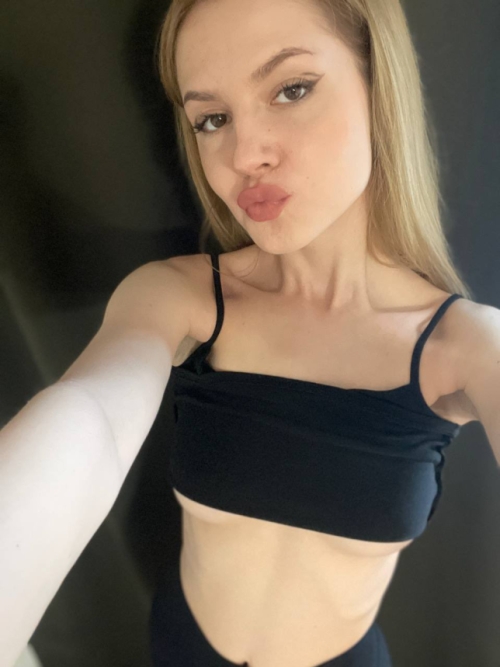 Naked Cutie in Home Erotic: Spicy Pics with Spread Legs and Tits