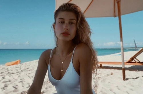 Hot and Sexy: Hailey Baldwin - Girl of the Day Exposing Her Seductive Beauty