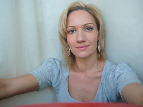 Mature MILF Poses Nude in Amateur Photoshoot - Explicit and Sensual Shots