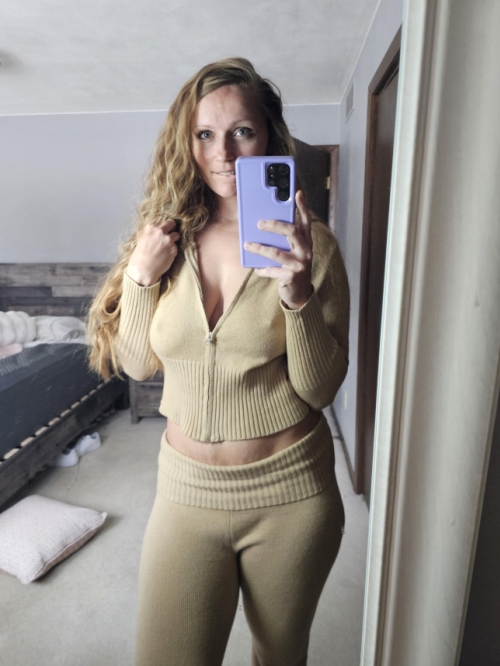 Naked MILF in Intimate Photos: Free Amateur Erotica with Voluptuous Curves