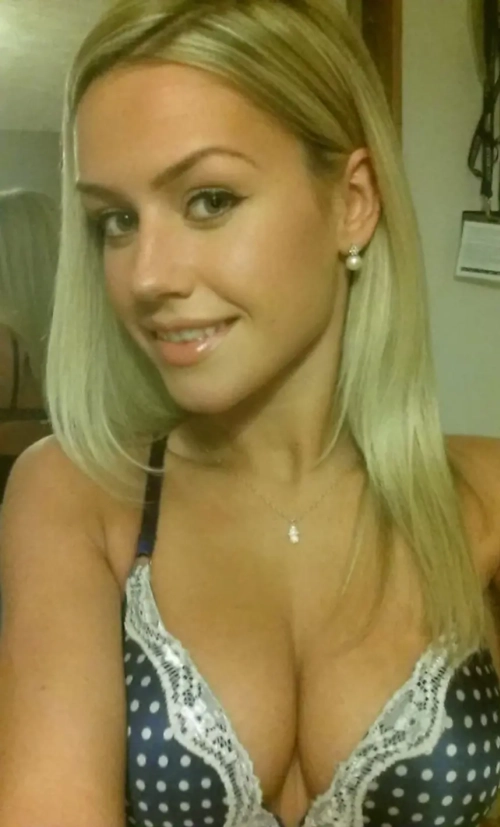 Sexy Blonde Babe in Naked Home Photos - Hot and Horny Nude Pics