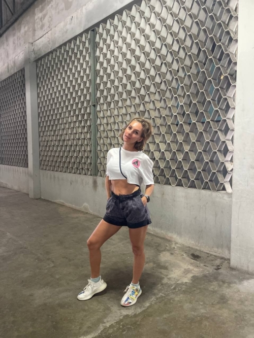 Beautiful slim girl undressed and showed off her gorgeous curves