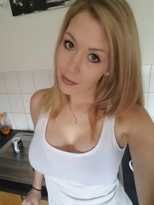 Lonely Blonde Takes Nude Selfies to Pass Time - Explicit Adult Content