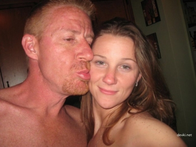 Молодая пара снимает анальный секс на кухне