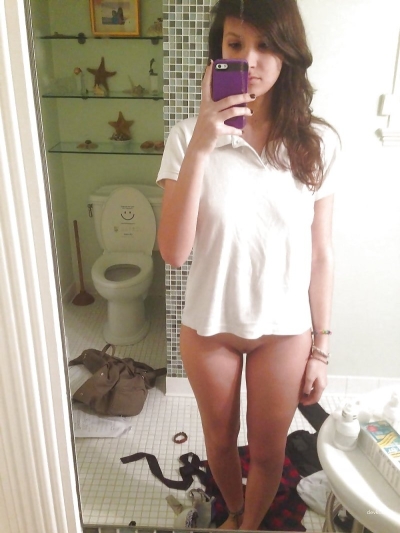 Girl with nice ass takes selfie