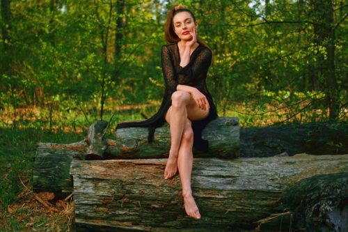 Stunning Naked Wife Poses Explicitly for Home Photo Collection