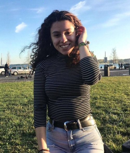 Sultry vixen takes intimate selfies at home