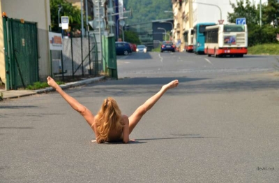 Голая женщина раздвигает ноги на улице