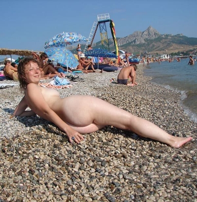 Женщина с волосатой писькой на пляже