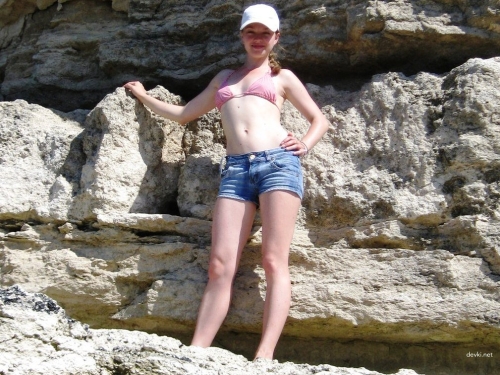 Hot Girl on Vacation: Stunning Beach Beauty in Bikini