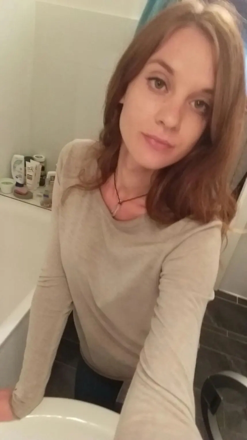 Sporty girl flaunts boobs: Explicit and daring photo