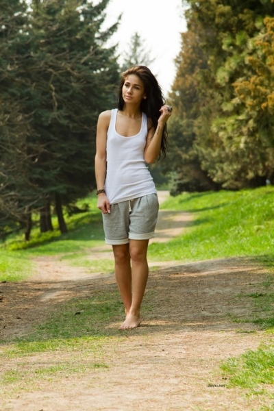 Красивая девушка гуляет голой по парку