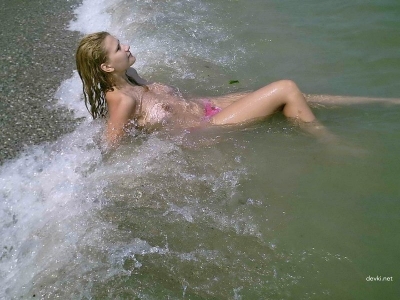 Девушка без лифчика на пляже