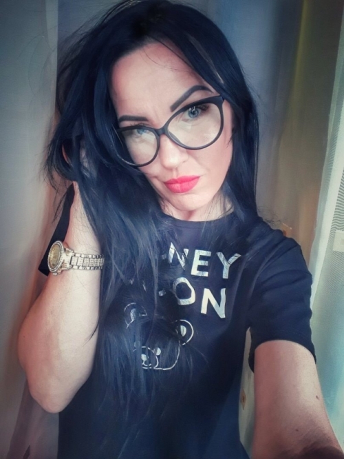 Stylish mature MILF posing nude for explicit photoshoot