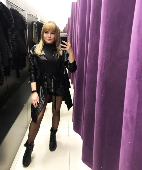 Intimate Nude Selfies of Wet Booty Babe