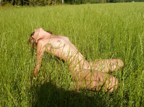 Outdoor Hardcore: Husband Inserts Cock into Wife's Pussy in Nature